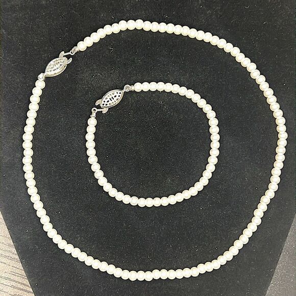 Retro Pearlesque Faux Pearl and Necklace and Bracelet Set - Picture 3 of 4